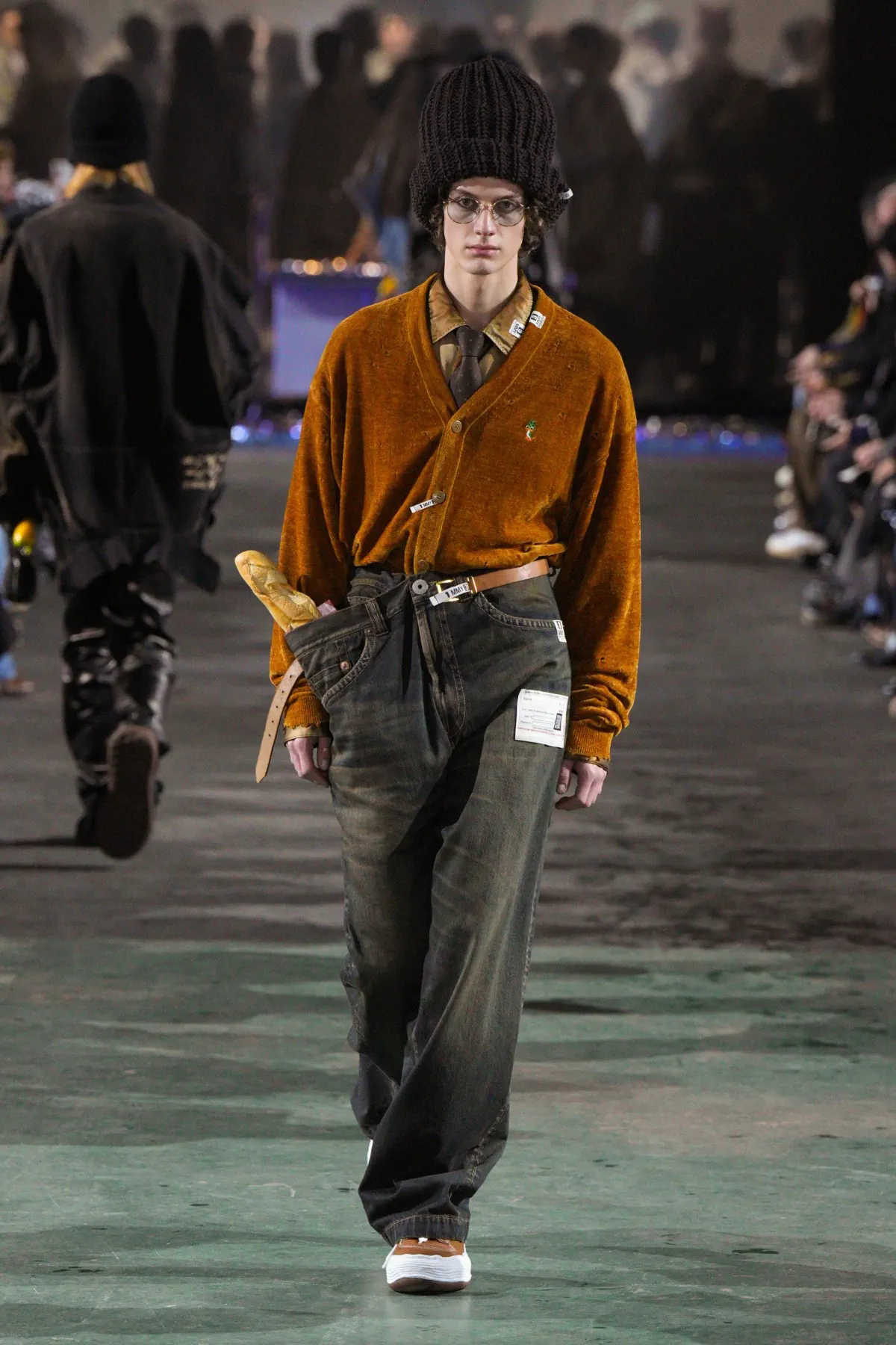 Pour l'automne 2025, Maison Mihara Yasuhiro réimagine les vêtements de travail modernes avec une précision ludique