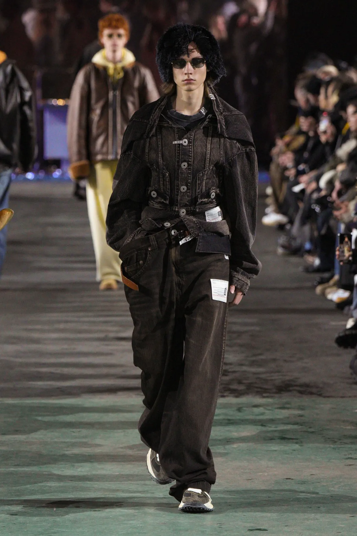 Pour l'automne 2025, Maison Mihara Yasuhiro réimagine les vêtements de travail modernes avec une précision ludique