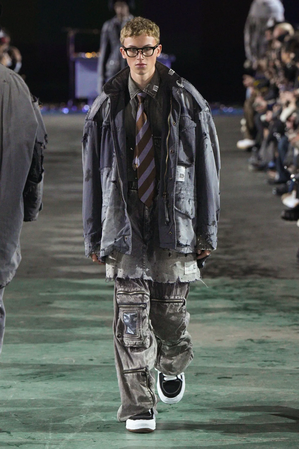 Pour l'automne 2025, Maison Mihara Yasuhiro réimagine les vêtements de travail modernes avec une précision ludique