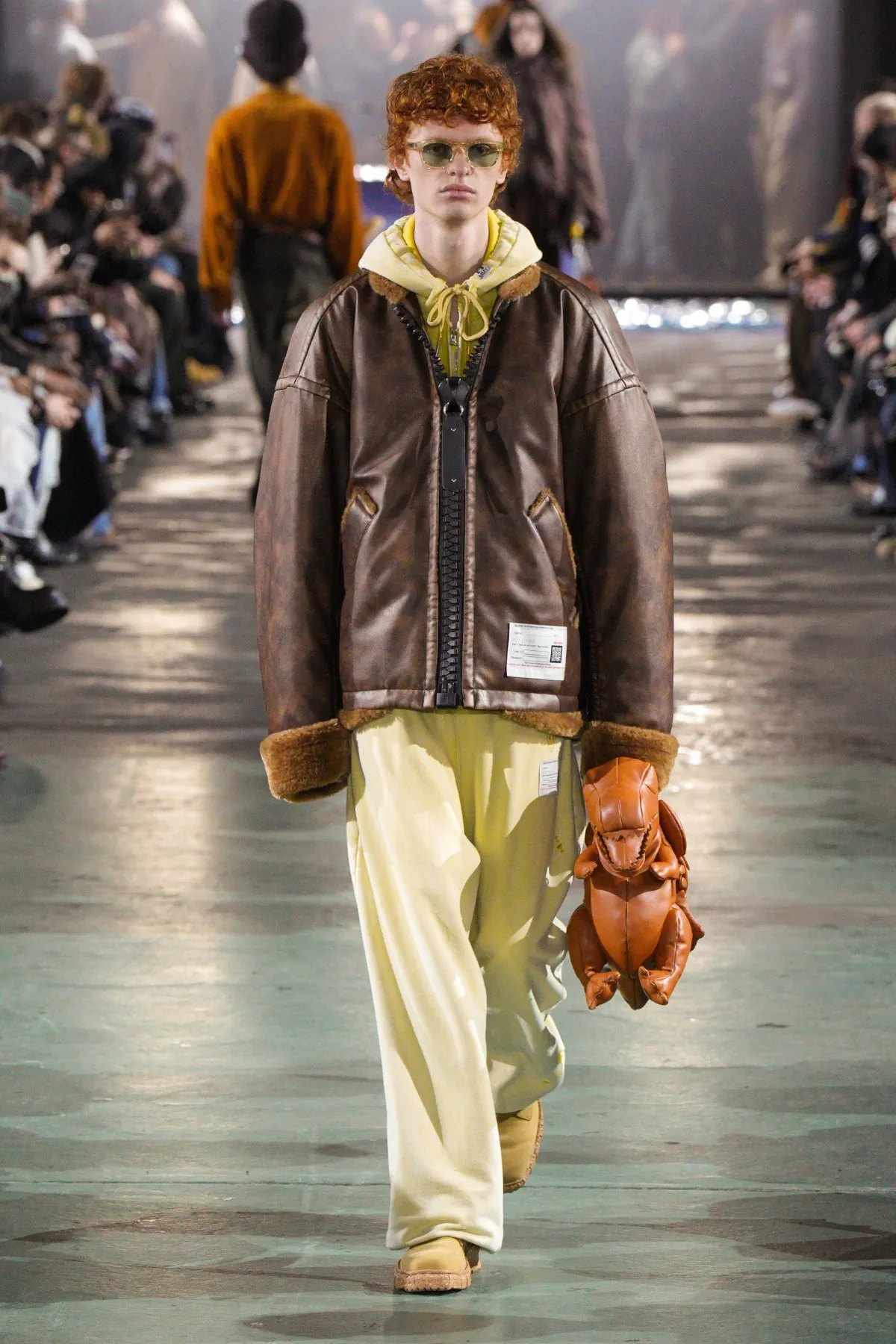 Pour l'automne 2025, Maison Mihara Yasuhiro réimagine les vêtements de travail modernes avec une précision ludique