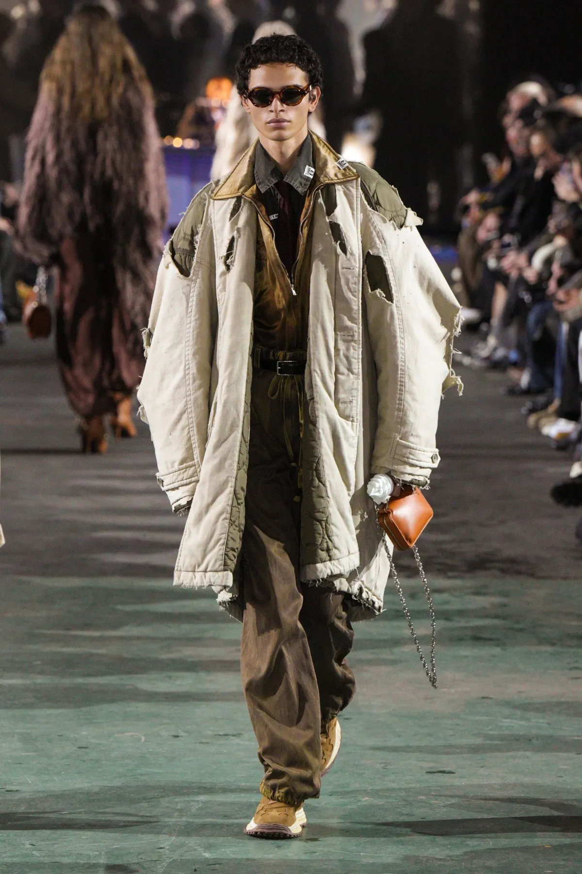 Pour l'automne 2025, Maison Mihara Yasuhiro réimagine les vêtements de travail modernes avec une précision ludique