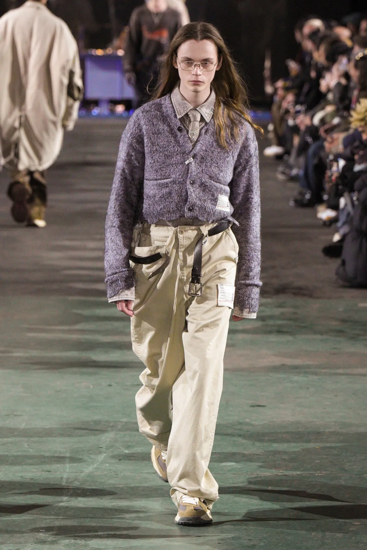 Pour l'automne 2025, Maison Mihara Yasuhiro réimagine les vêtements de travail modernes avec une précision ludique