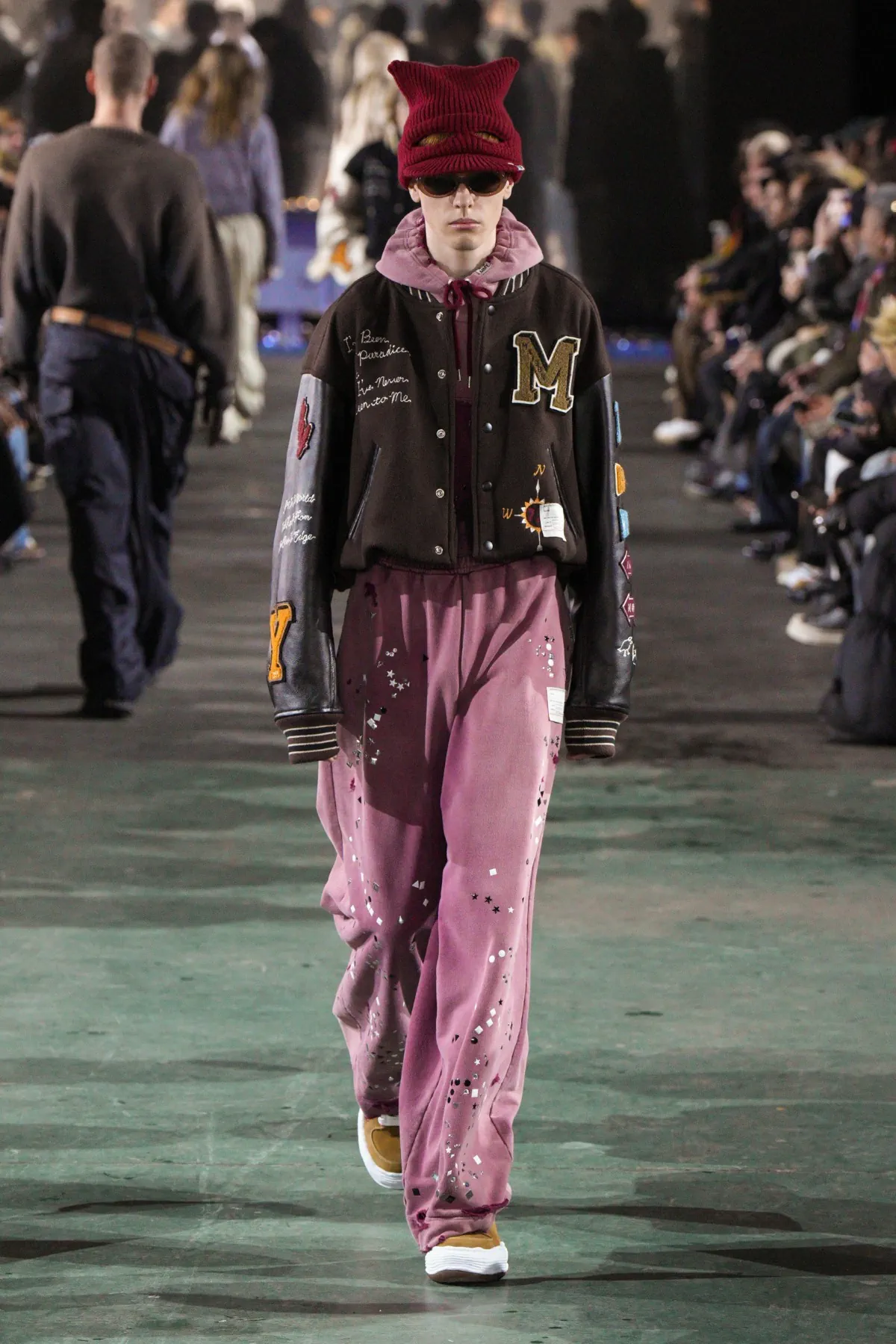 Pour l'automne 2025, Maison Mihara Yasuhiro réimagine les vêtements de travail modernes avec une précision ludique