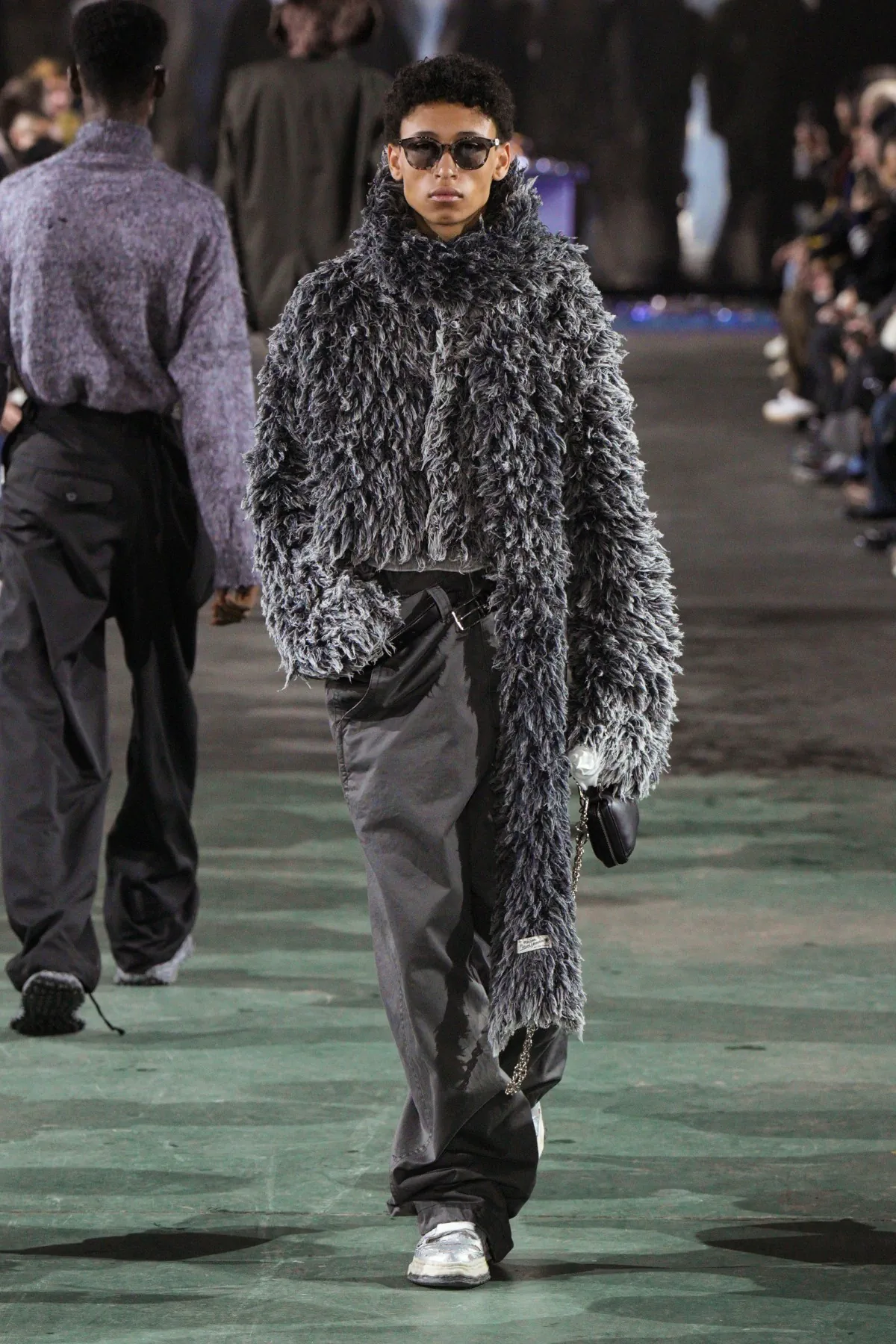 Pour l'automne 2025, Maison Mihara Yasuhiro réimagine les vêtements de travail modernes avec une précision ludique