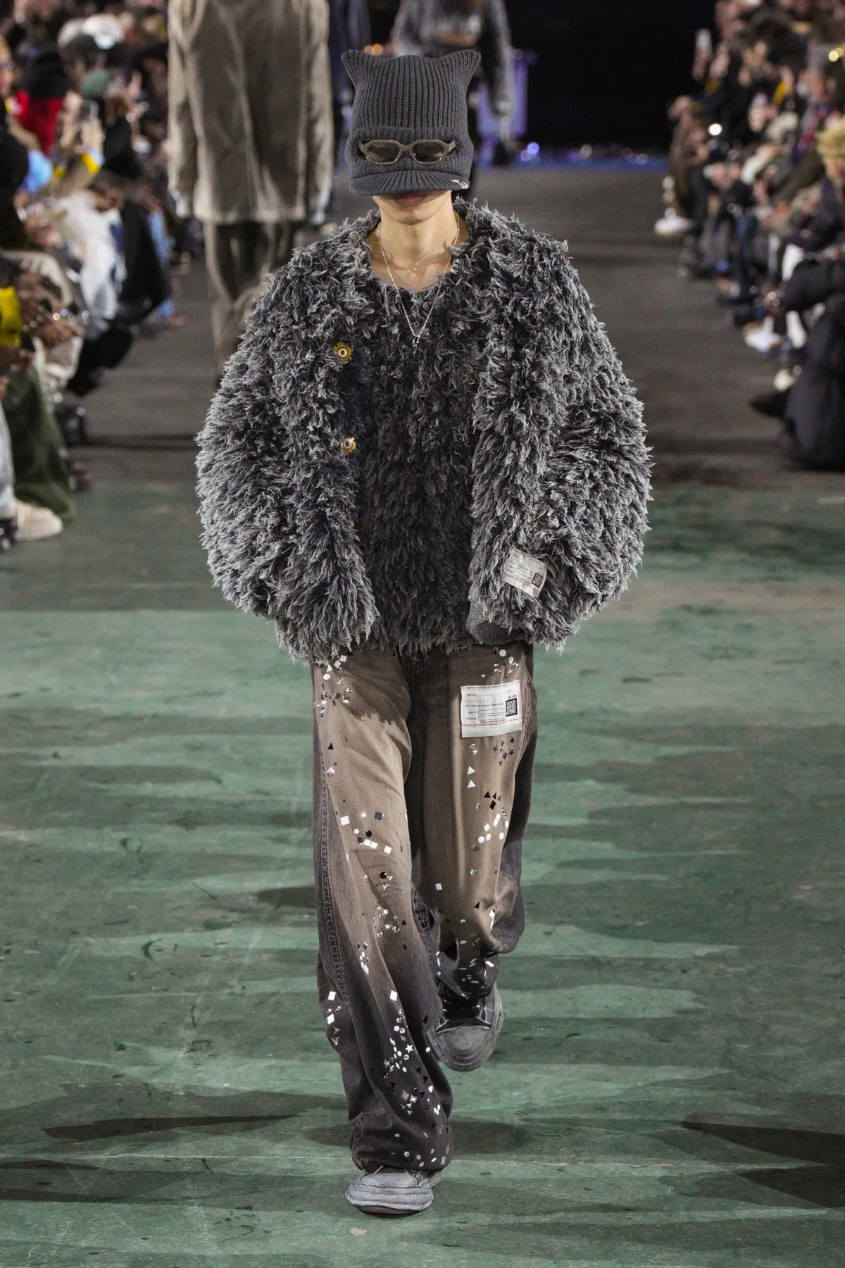 Pour l'automne 2025, Maison Mihara Yasuhiro réimagine les vêtements de travail modernes avec une précision ludique