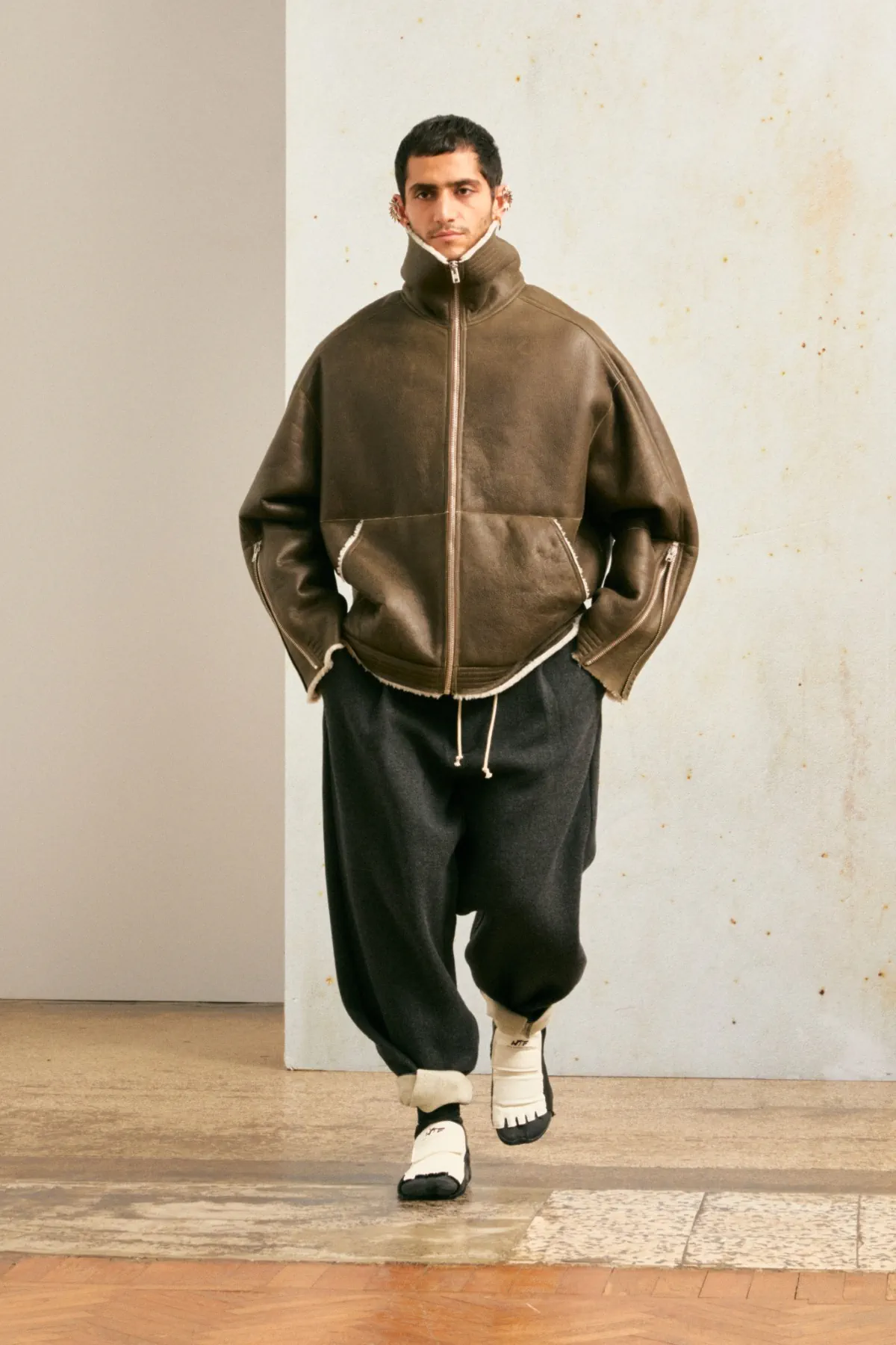 La collection Mordecai automne 2025 célèbre l'adaptabilité humaine et l'inspiration mondiale