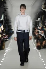 Neil Barrett Fall Winter 2025 1 Neil Barrett associe l'innovation en matière d'IA à l'artisanat pour sa collection automne 2025