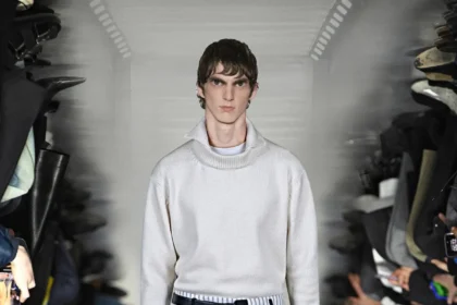Neil Barrett associe l'innovation en matière d'IA à l'artisanat pour sa collection automne 2025
