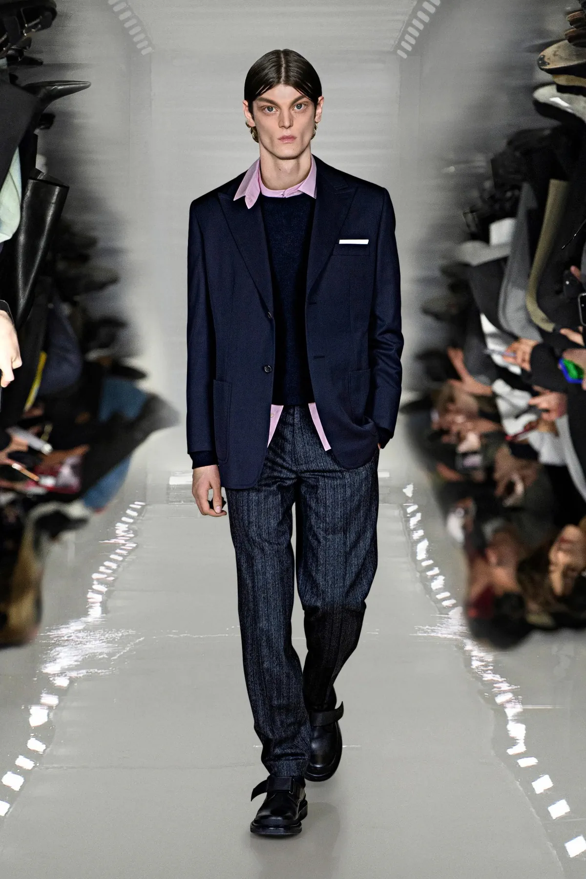 Neil Barrett associe l'innovation en matière d'IA à l'artisanat pour sa collection automne 2025