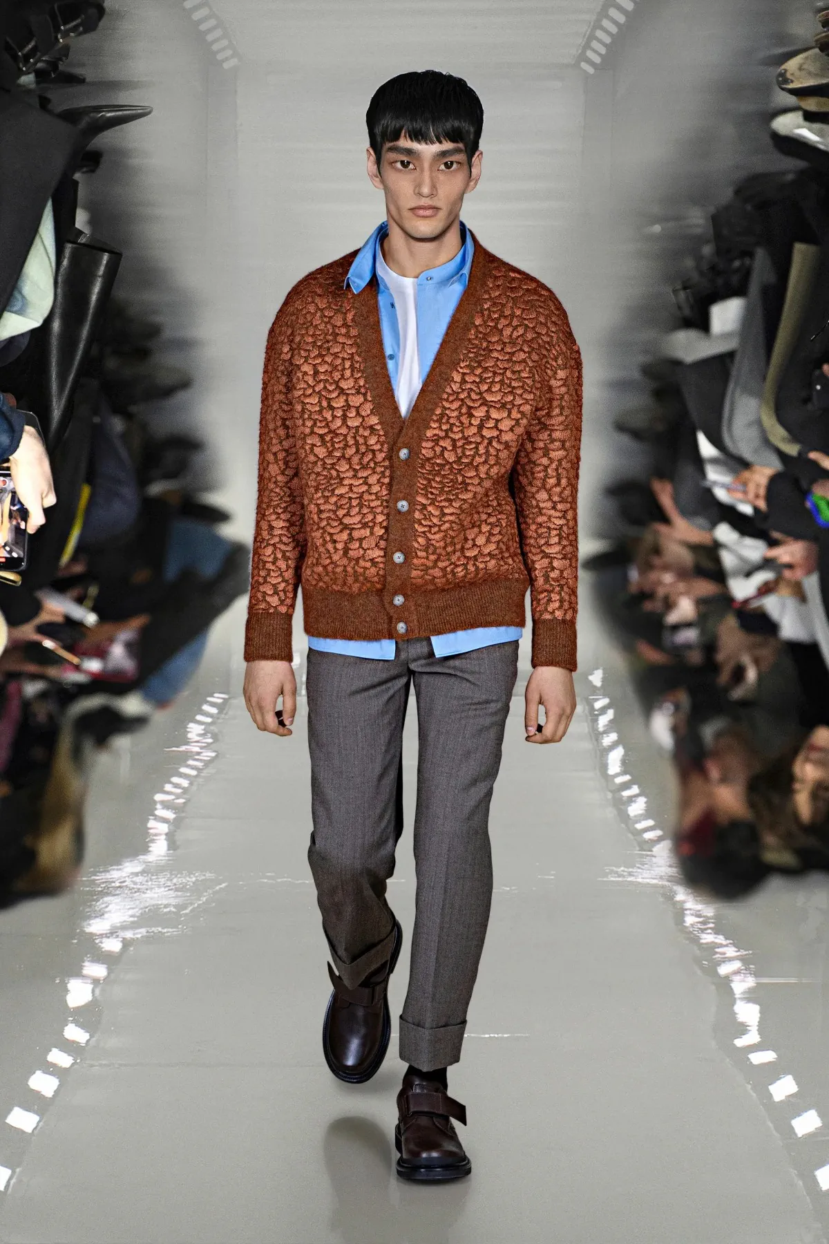 Neil Barrett associe l'innovation en matière d'IA à l'artisanat pour sa collection automne 2025