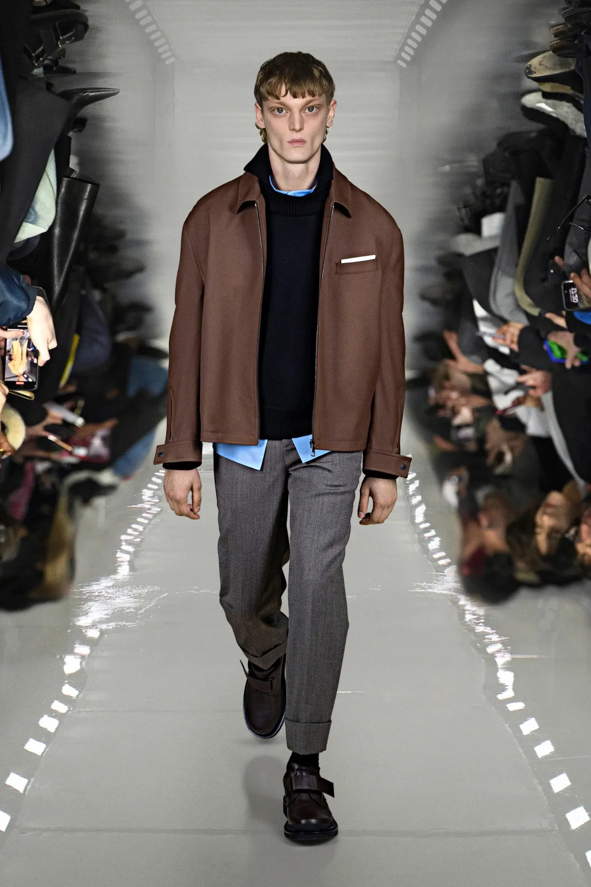 Neil Barrett associe l'innovation en matière d'IA à l'artisanat pour sa collection automne 2025