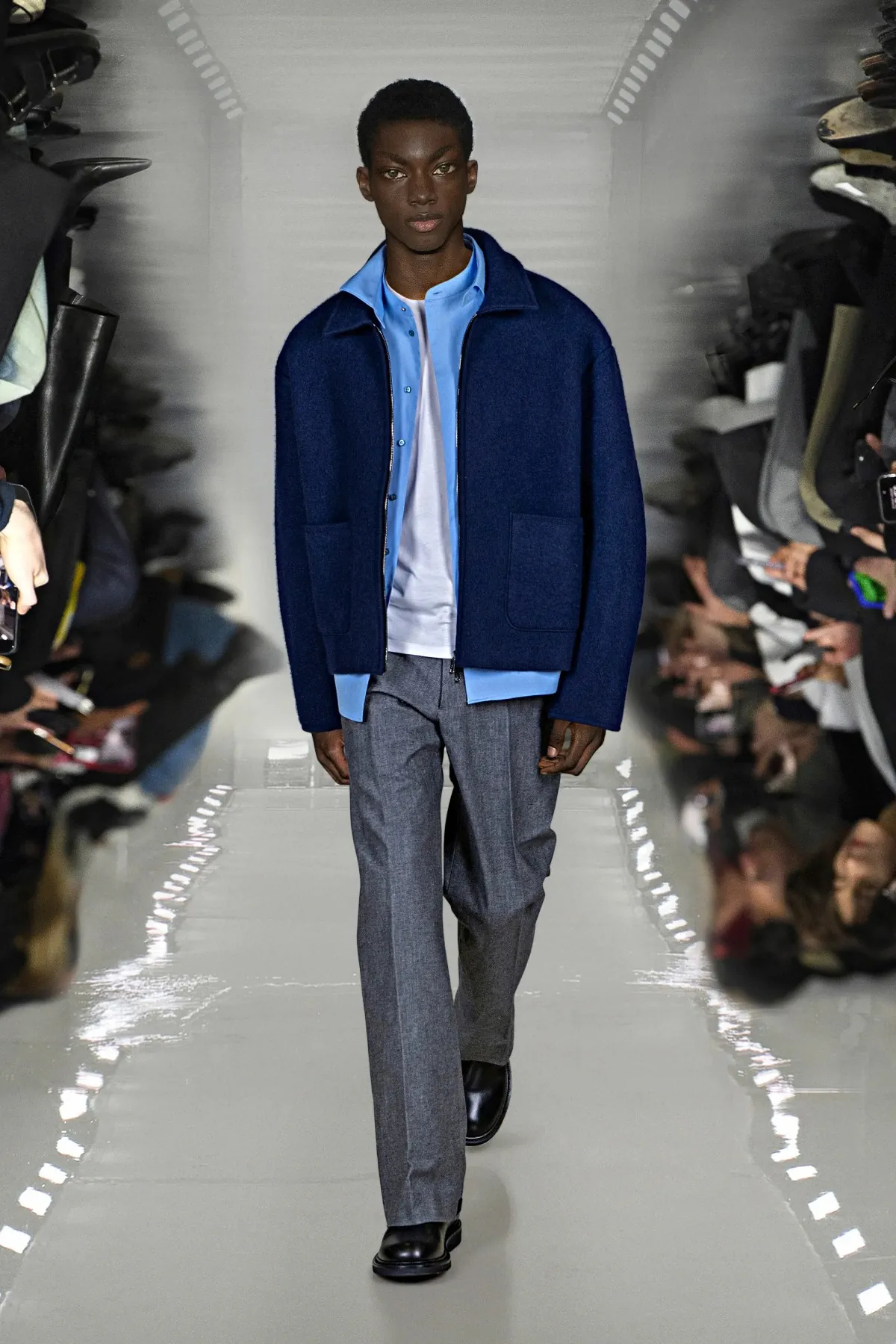 Neil Barrett associe l'innovation en matière d'IA à l'artisanat pour sa collection automne 2025