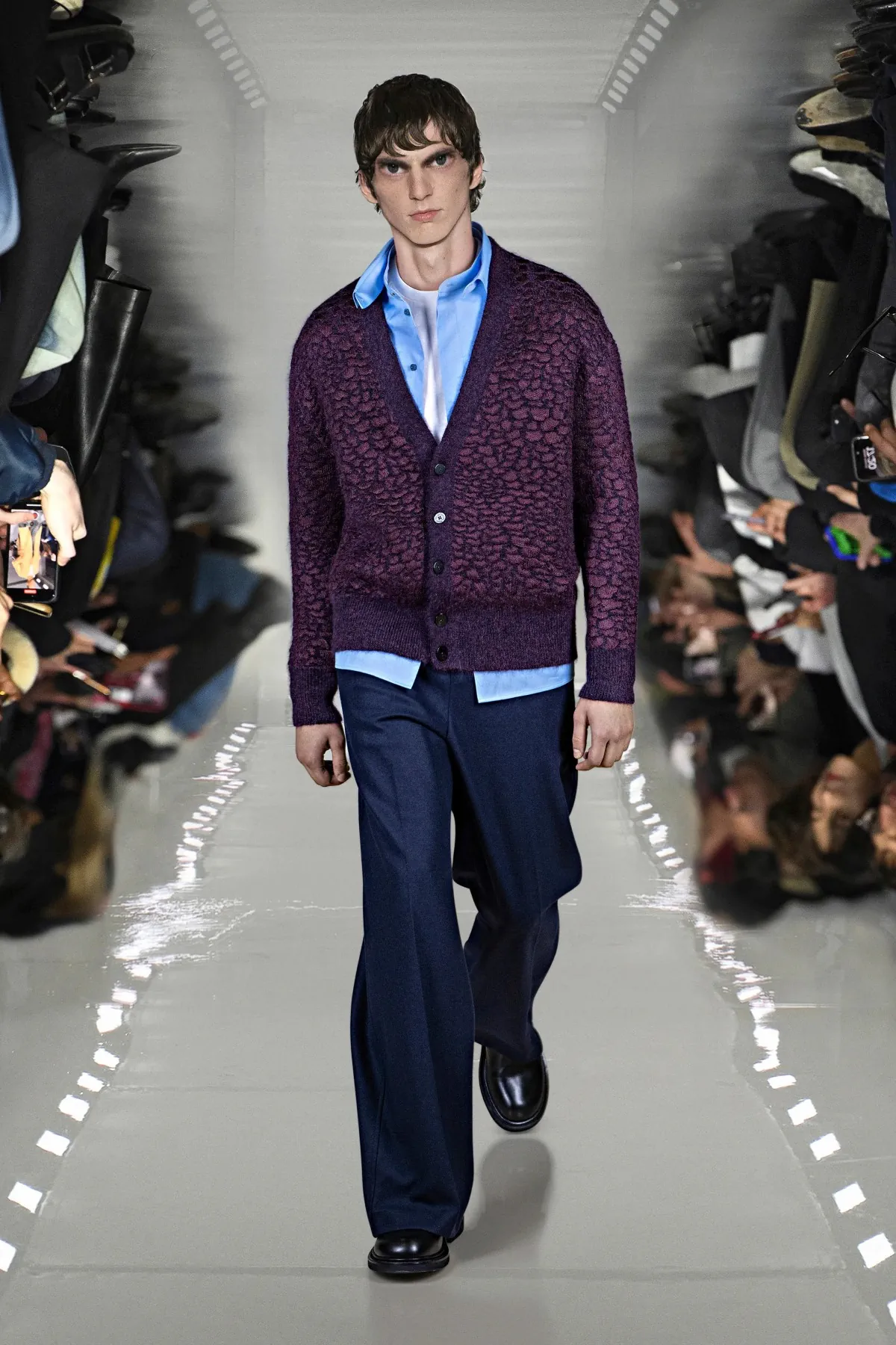 Neil Barrett associe l'innovation en matière d'IA à l'artisanat pour sa collection automne 2025