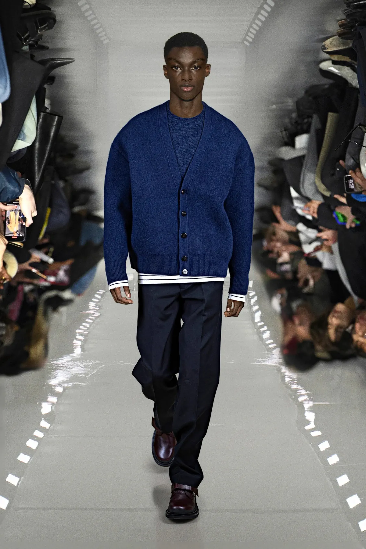 Neil Barrett associe l'innovation en matière d'IA à l'artisanat pour sa collection automne 2025