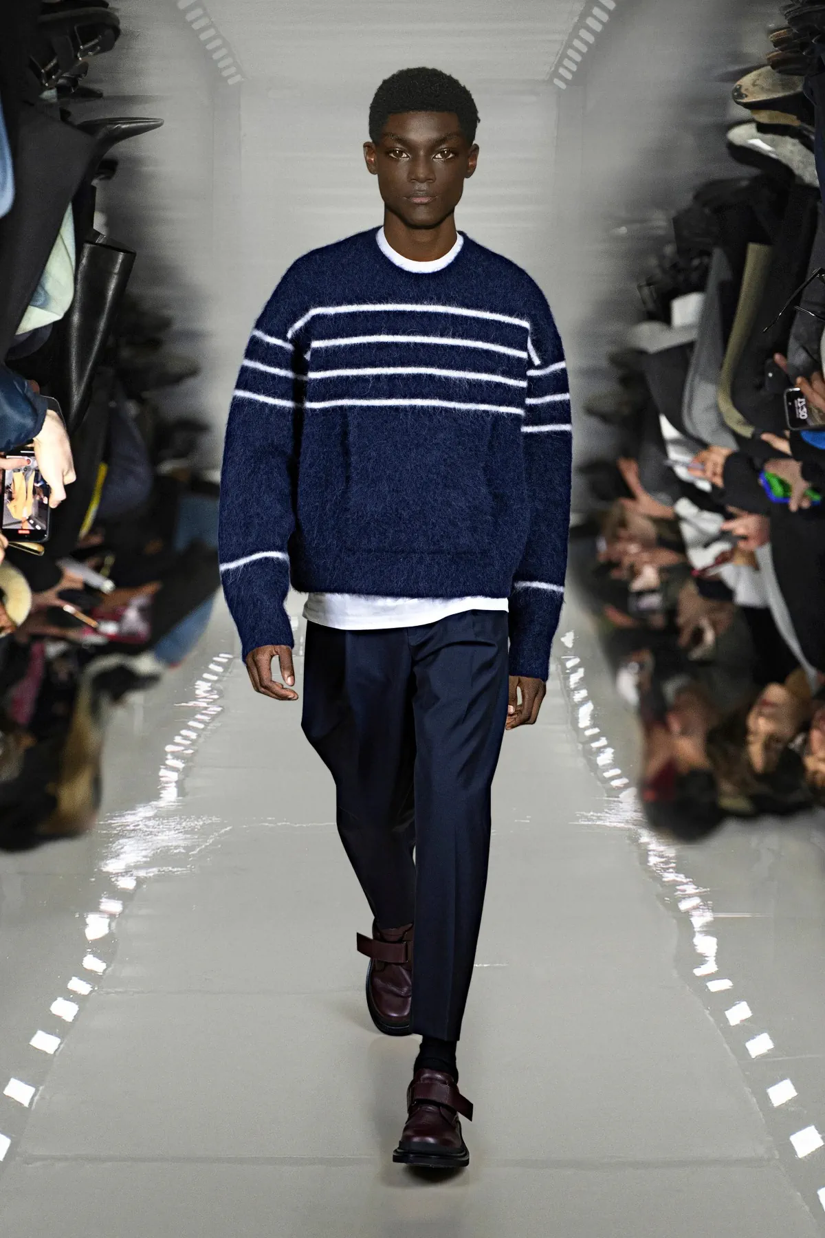 Neil Barrett associe l'innovation en matière d'IA à l'artisanat pour sa collection automne 2025