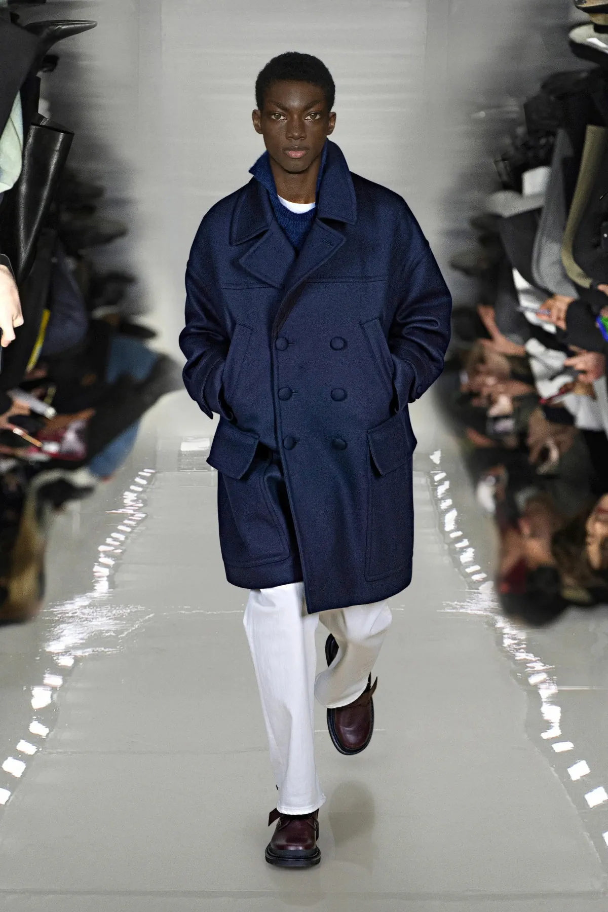 Neil Barrett associe l'innovation en matière d'IA à l'artisanat pour sa collection automne 2025