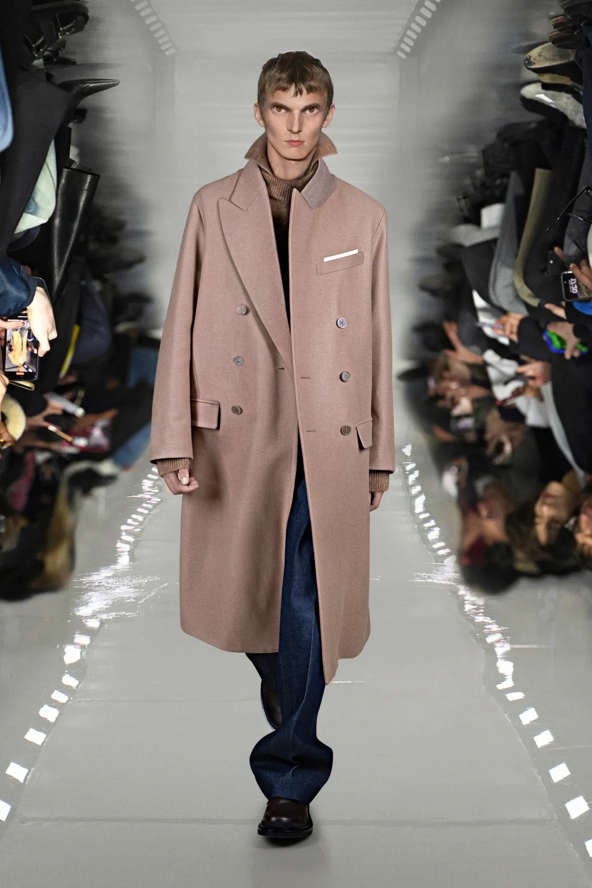 Neil Barrett associe l'innovation en matière d'IA à l'artisanat pour sa collection automne 2025