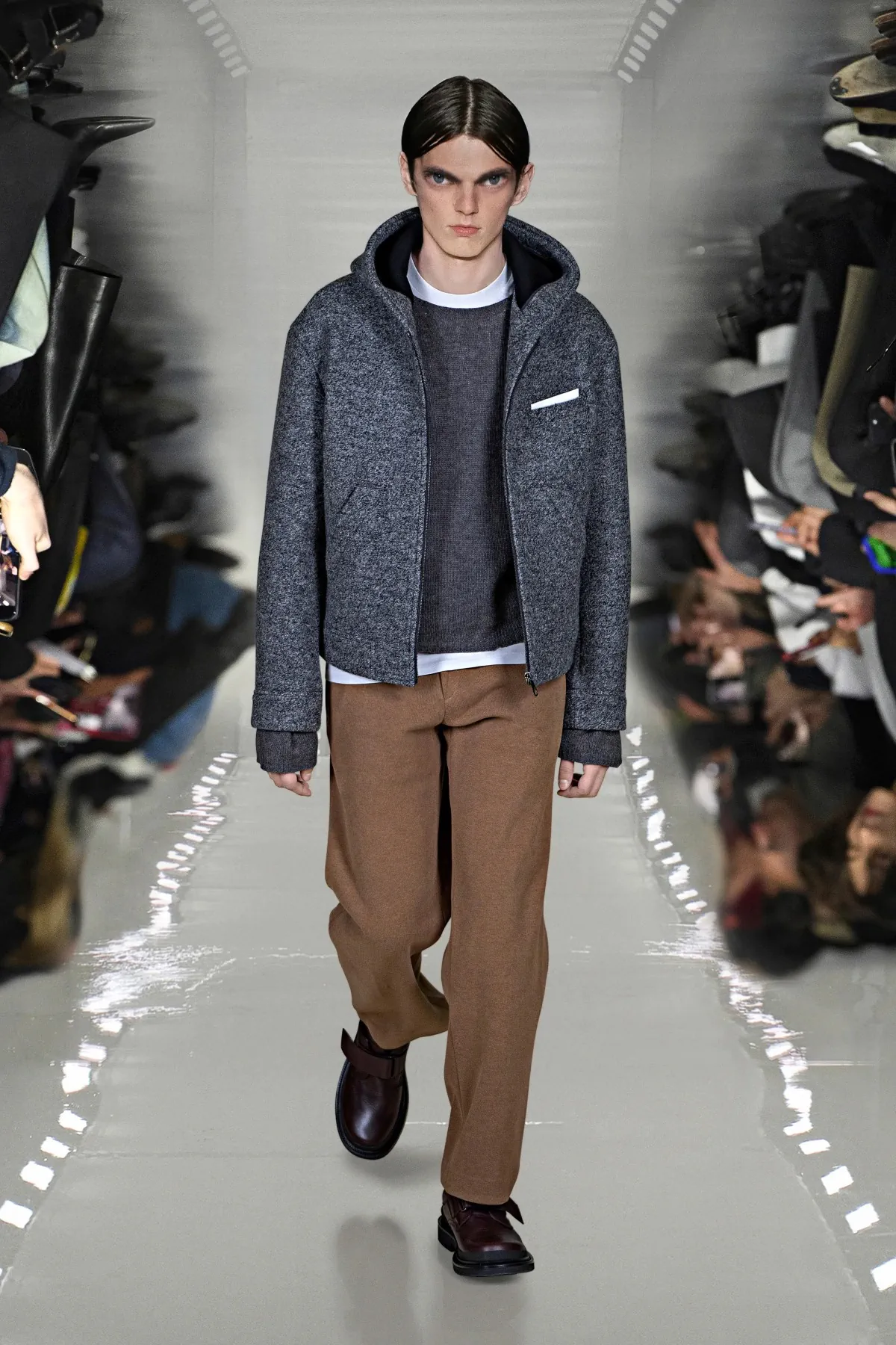 Neil Barrett associe l'innovation en matière d'IA à l'artisanat pour sa collection automne 2025