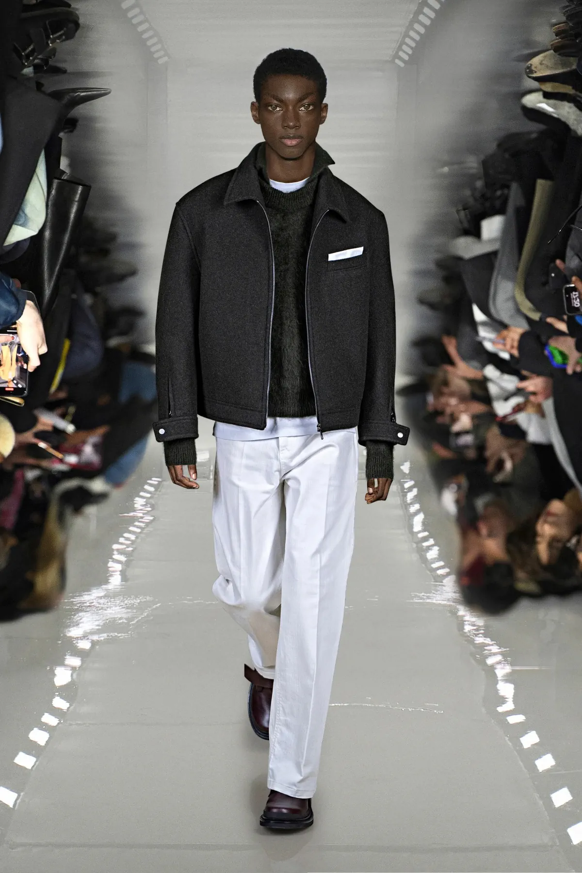 Neil Barrett associe l'innovation en matière d'IA à l'artisanat pour sa collection automne 2025