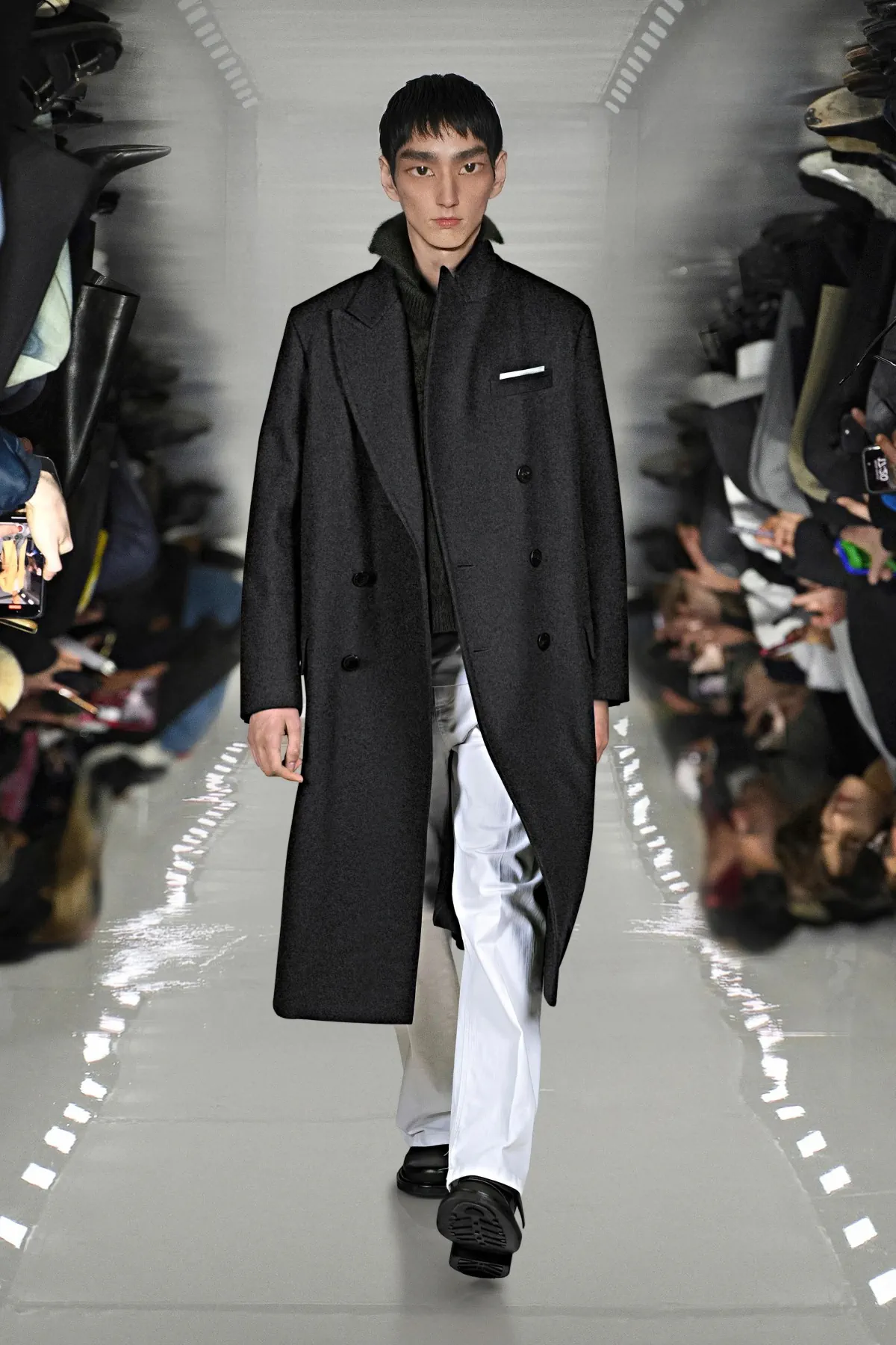 Neil Barrett associe l'innovation en matière d'IA à l'artisanat pour sa collection automne 2025