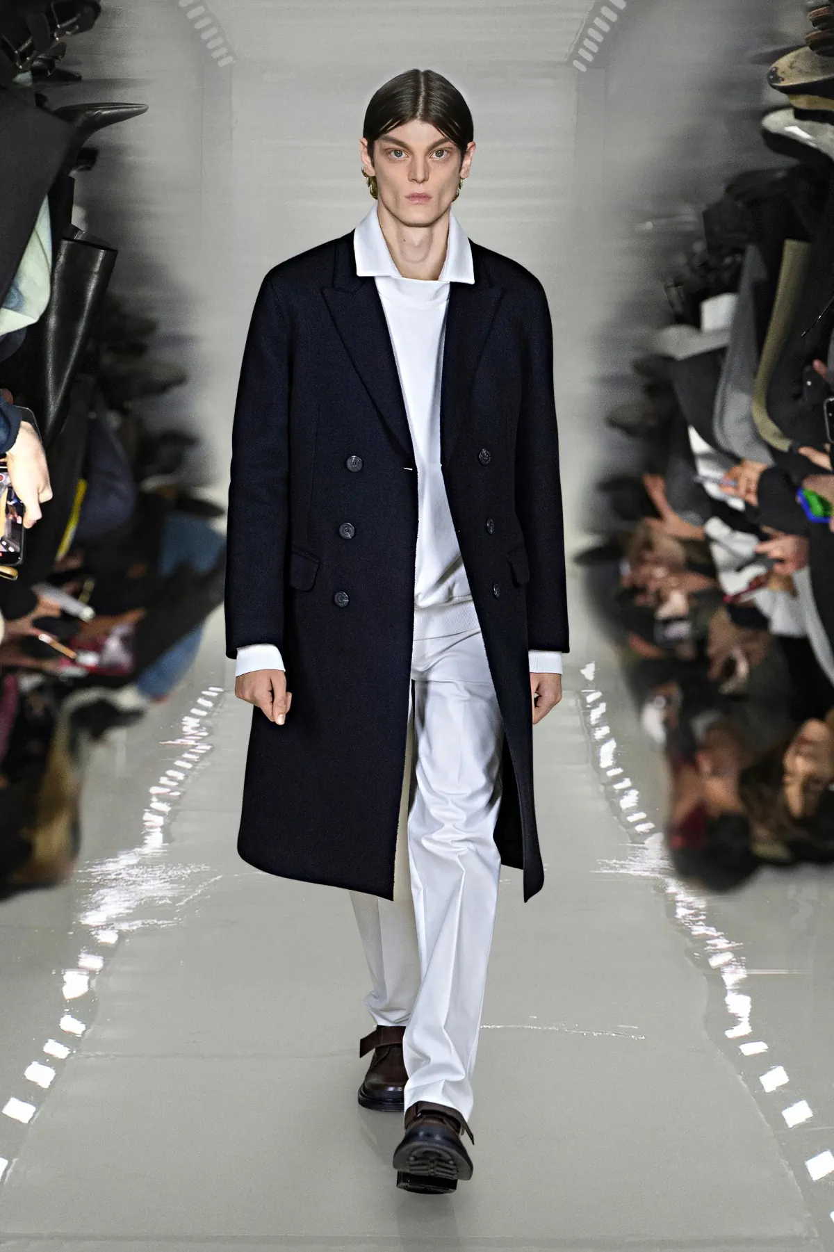 Neil Barrett associe l'innovation en matière d'IA à l'artisanat pour sa collection automne 2025