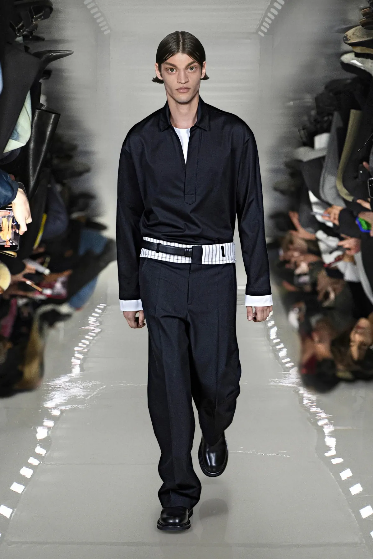 Neil Barrett associe l'innovation en matière d'IA à l'artisanat pour sa collection automne 2025