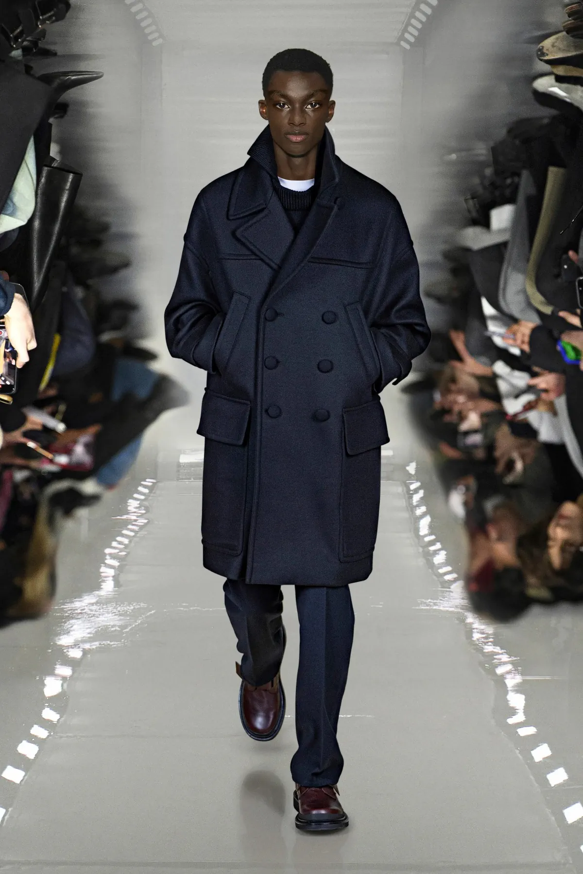 Neil Barrett associe l'innovation en matière d'IA à l'artisanat pour sa collection automne 2025