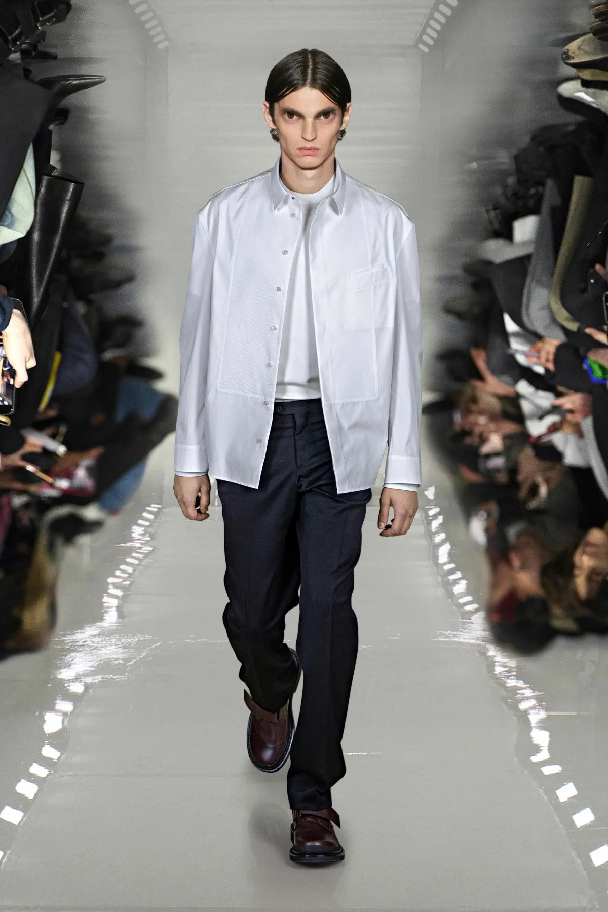 Neil Barrett associe l'innovation en matière d'IA à l'artisanat pour sa collection automne 2025