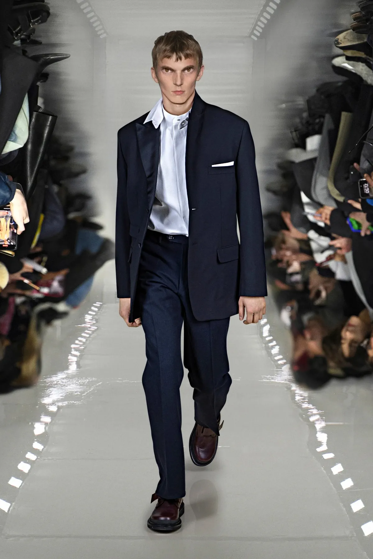 Neil Barrett associe l'innovation en matière d'IA à l'artisanat pour sa collection automne 2025