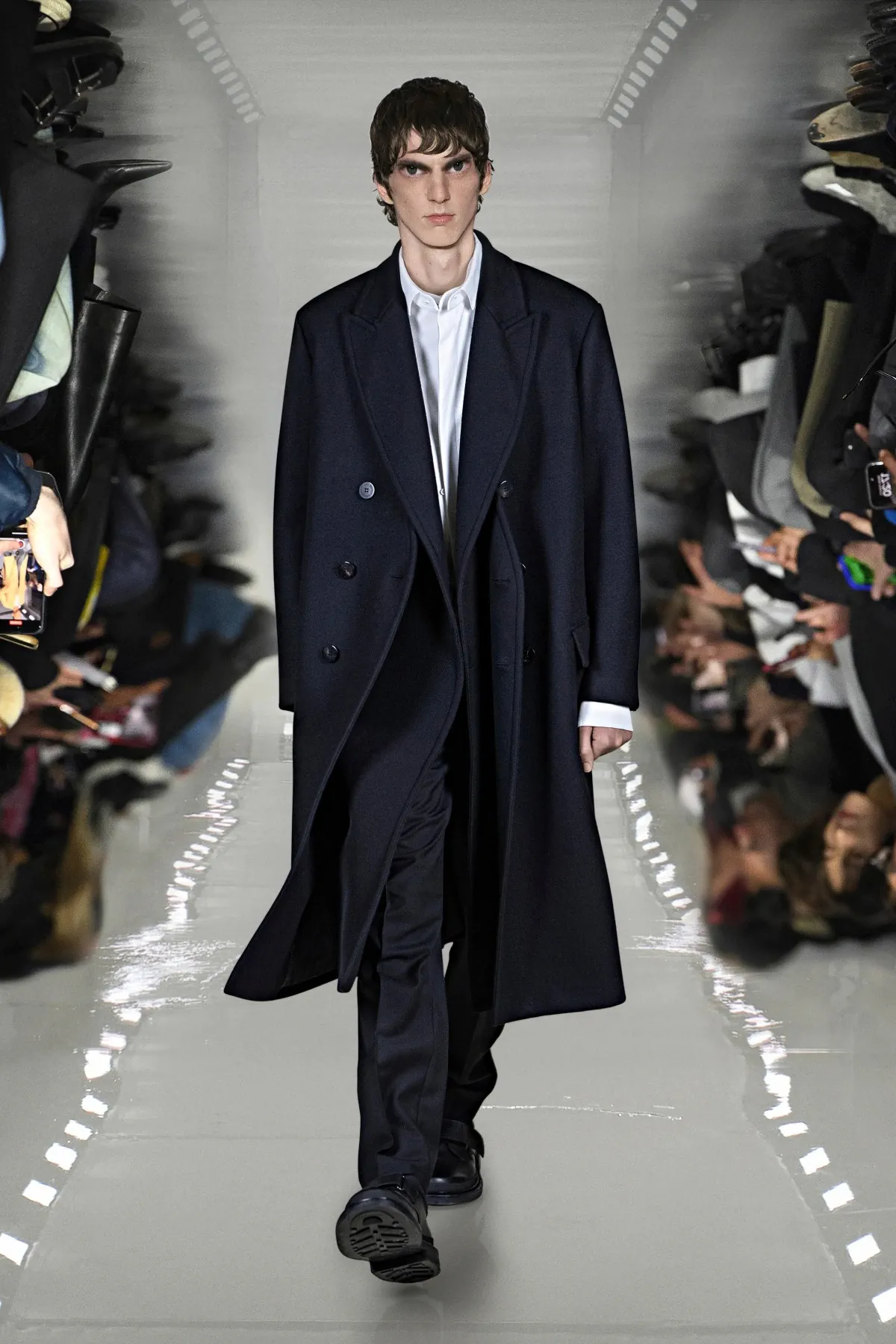 Neil Barrett associe l'innovation en matière d'IA à l'artisanat pour sa collection automne 2025