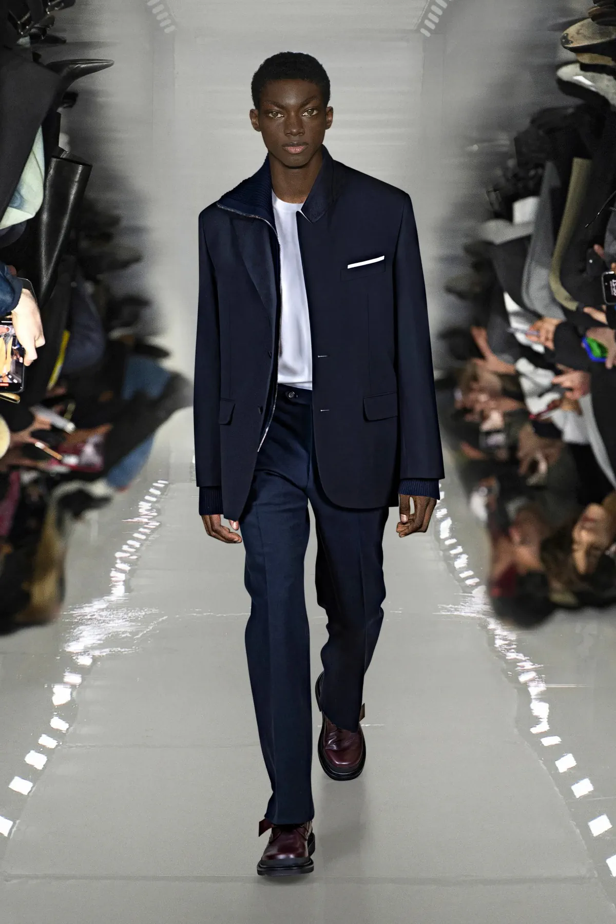 Neil Barrett associe l'innovation en matière d'IA à l'artisanat pour sa collection automne 2025