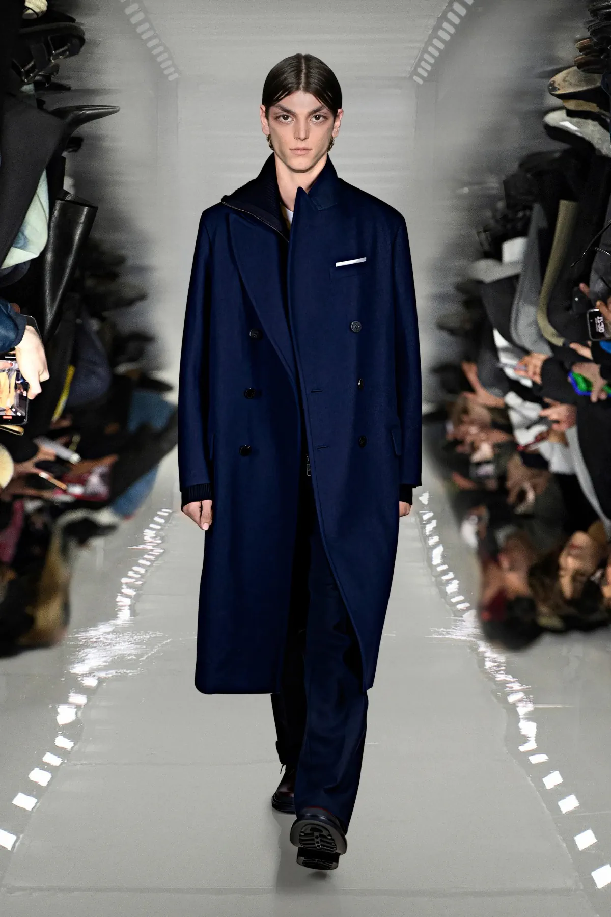 Neil Barrett associe l'innovation en matière d'IA à l'artisanat pour sa collection automne 2025