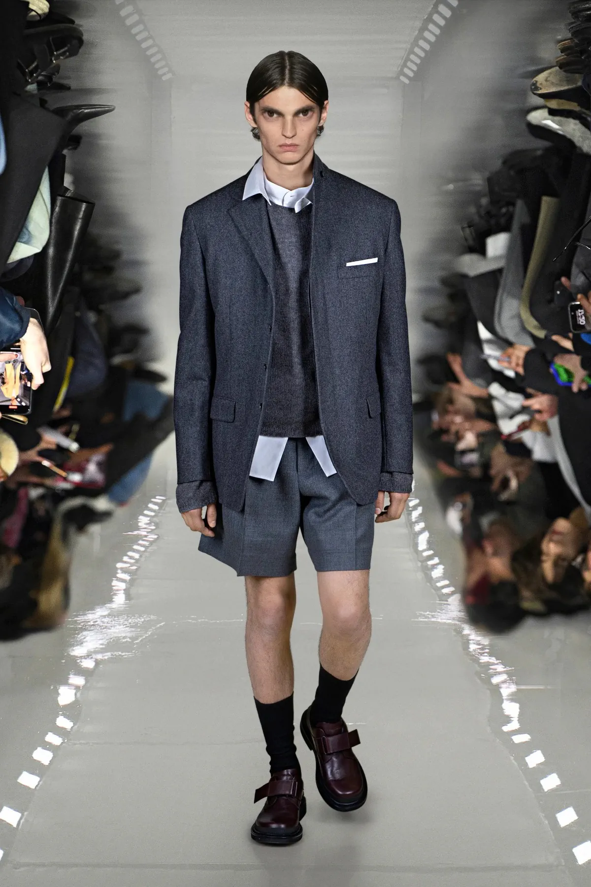 Neil Barrett associe l'innovation en matière d'IA à l'artisanat pour sa collection automne 2025