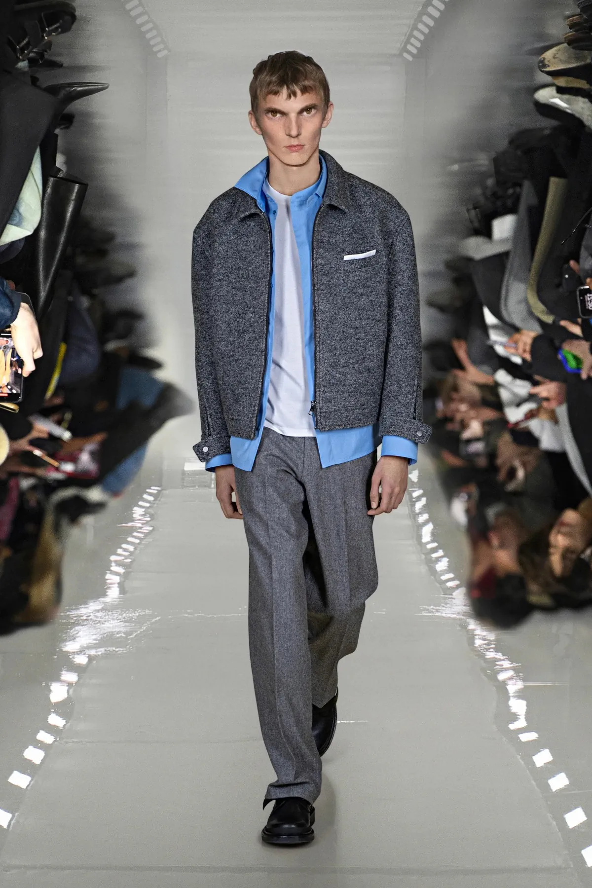 Neil Barrett associe l'innovation en matière d'IA à l'artisanat pour sa collection automne 2025