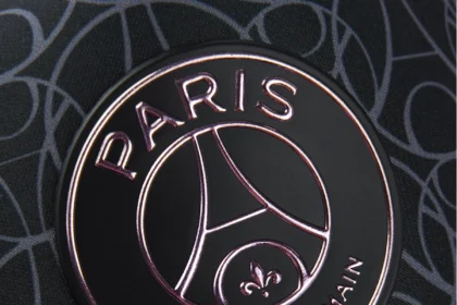 Le Paris Saint-Germain et New Era ont uni leurs forces pour créer une collection spéciale mêlant sport et style