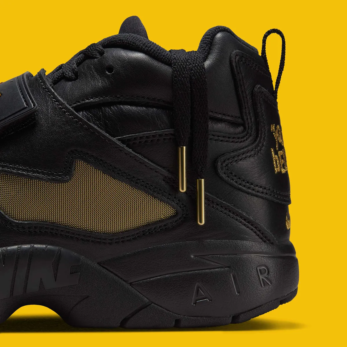 La Nike Air Diamond Turf « Signing Day » honore l'héritage de Deion Sanders avec des accents dorés
