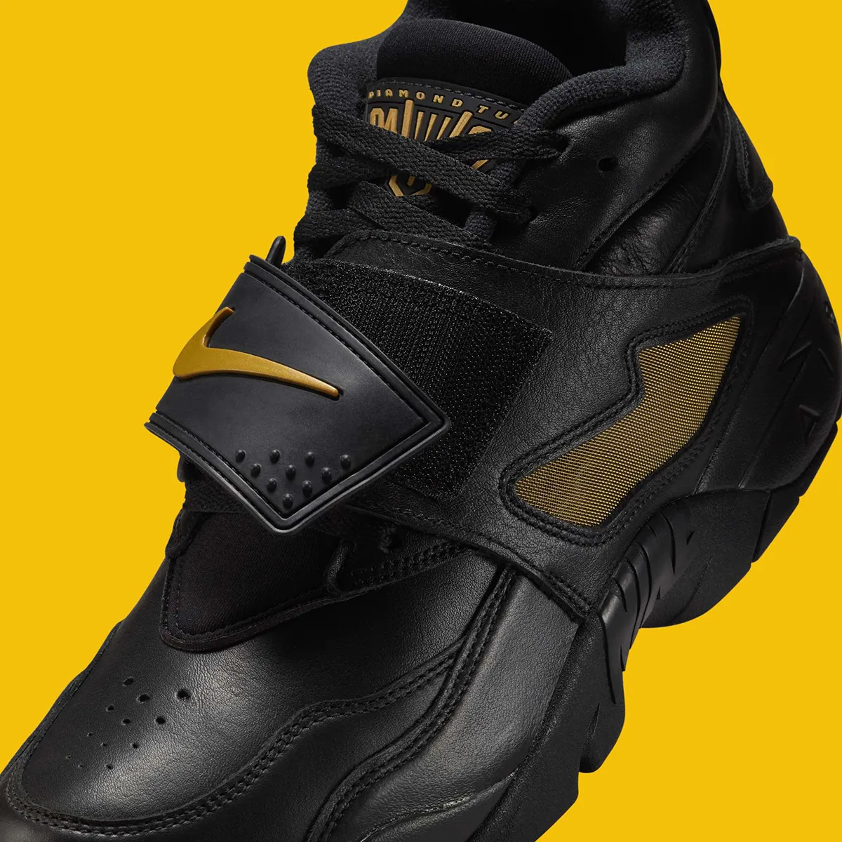 La Nike Air Diamond Turf « Signing Day » honore l'héritage de Deion Sanders avec des accents dorés