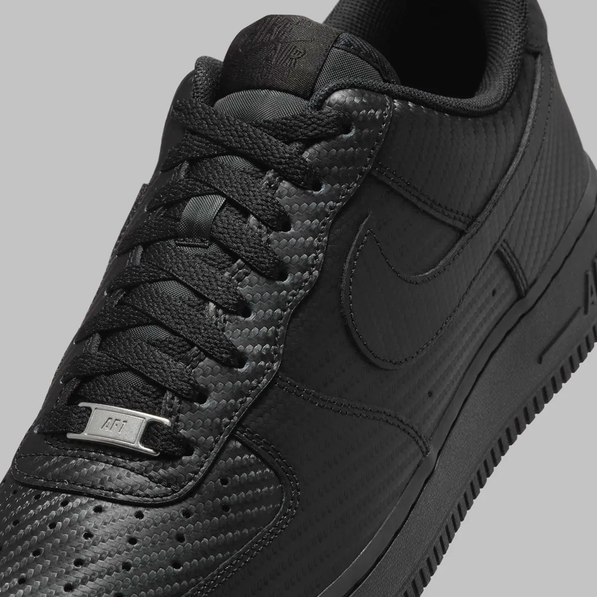 La Nike Air Force 1 Low « Black Carbon Fiber » réinvente le classique avec une touche de robustesse