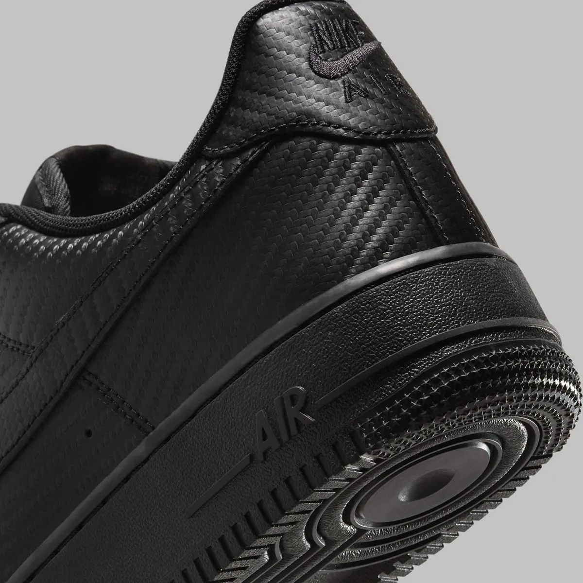 La Nike Air Force 1 Low « Black Carbon Fiber » réinvente le classique avec une touche de robustesse