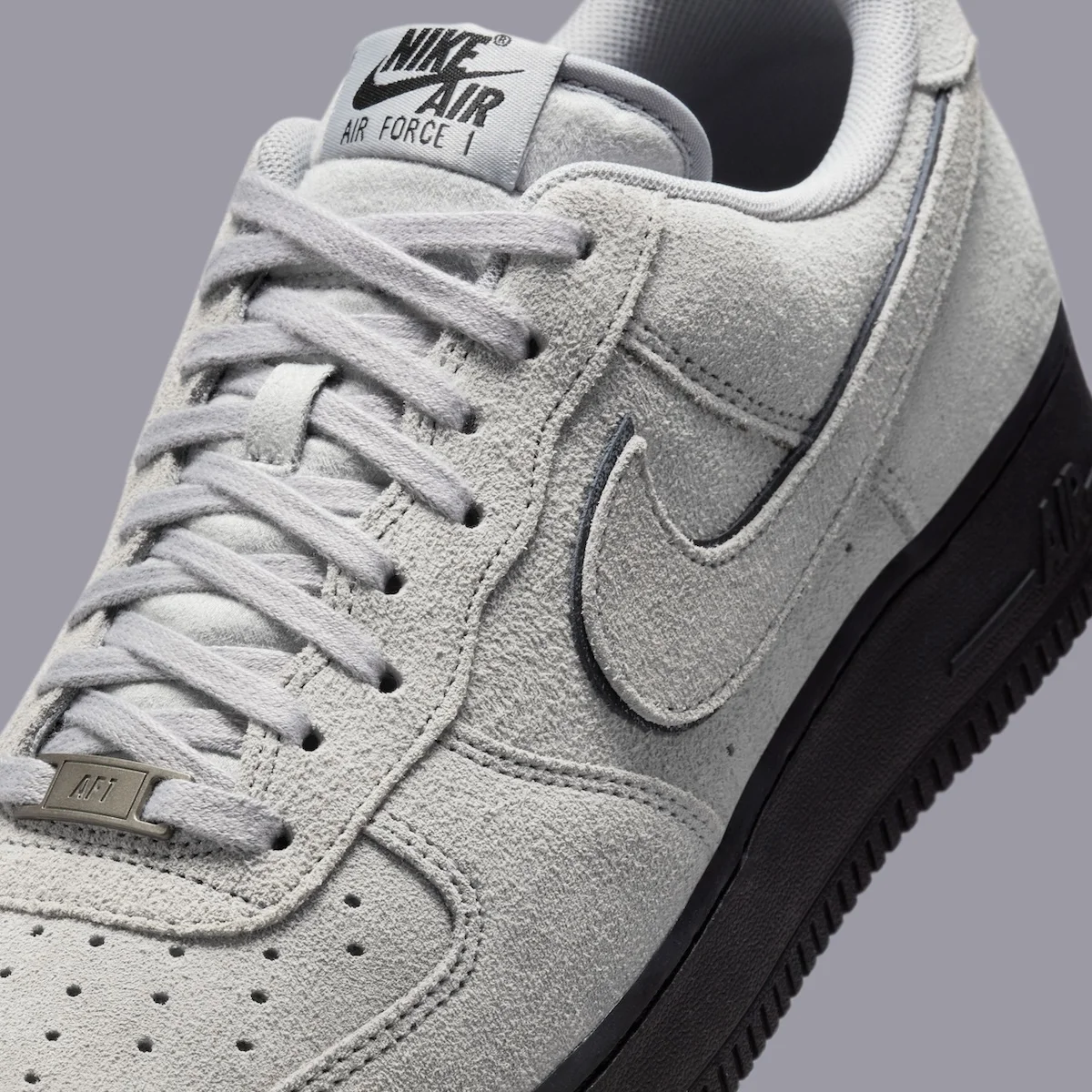 La Nike Air Force 1 Low « Smoke Grey Suede » améliore le design classique avec une touche de modernité