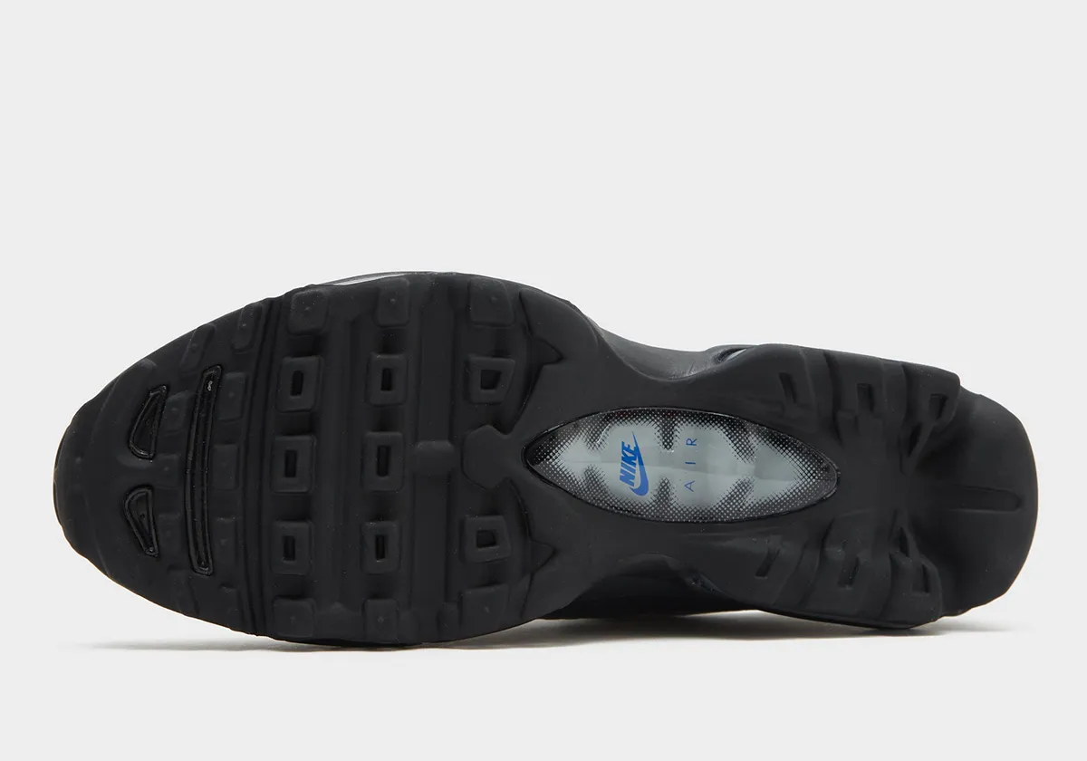 Nike Air Max 95 Ultra Royal 5 La Nike Air Max 95 « Ultra Royal » célèbre la silhouette emblématique en y apportant une touche moderne