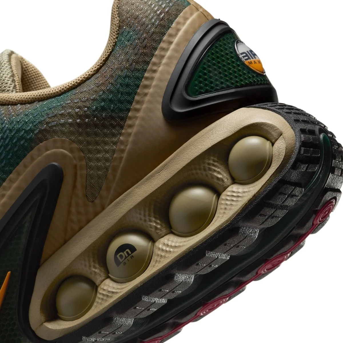La Nike Air Max 90 Dn Camo allie innovation et esthétique avec son coloris vert forêt