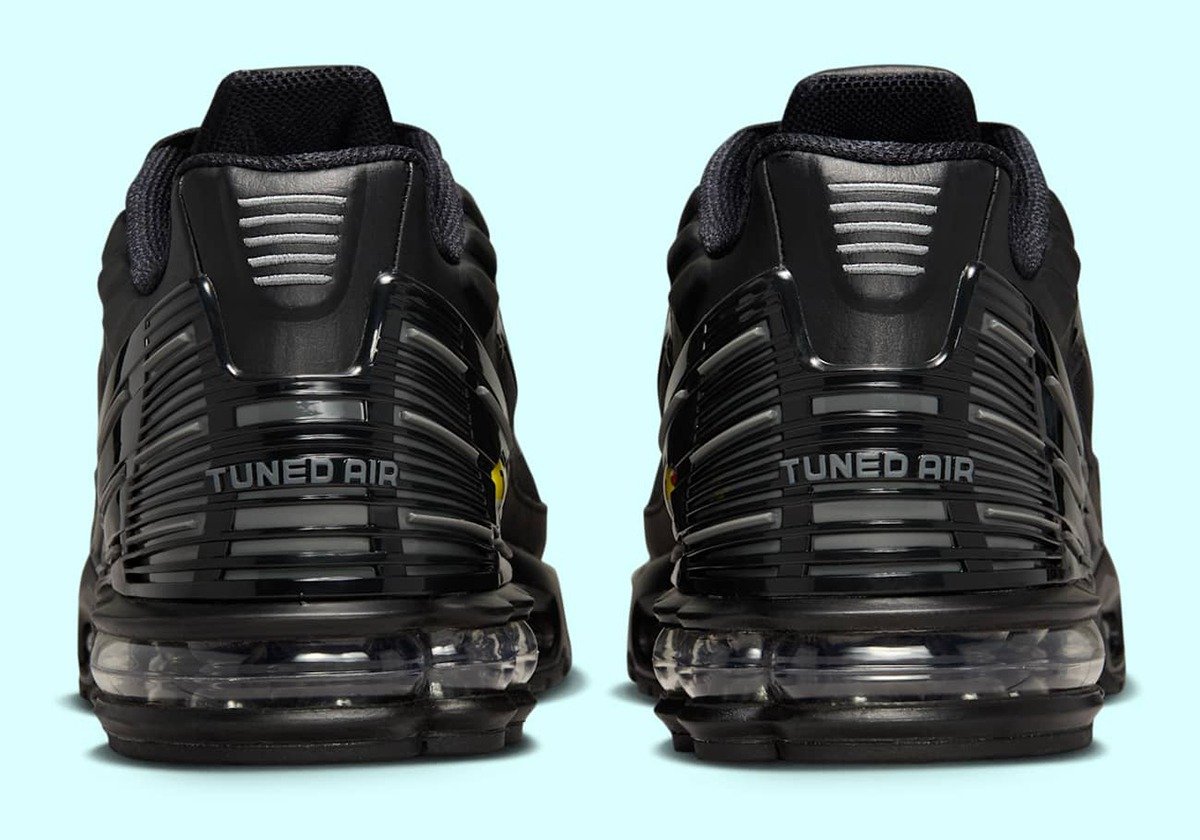 La Nike Air Max Plus 3 « Black/Silver » fait un retour audacieux avec un nouveau look épuré