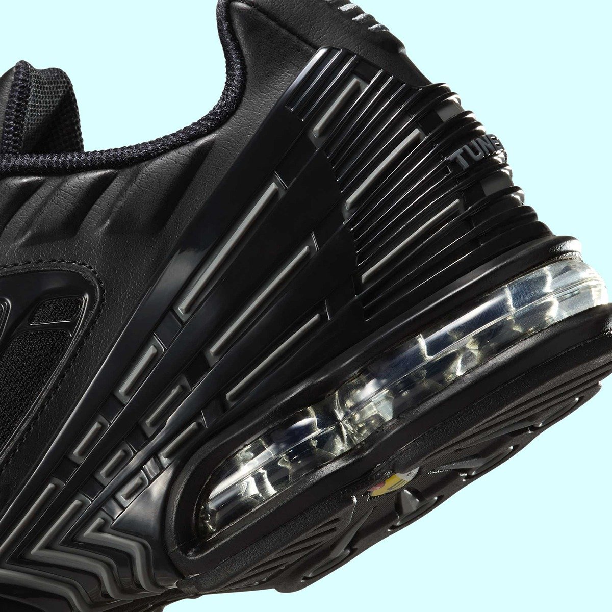 La Nike Air Max Plus 3 « Black/Silver » fait un retour audacieux avec un nouveau look épuré