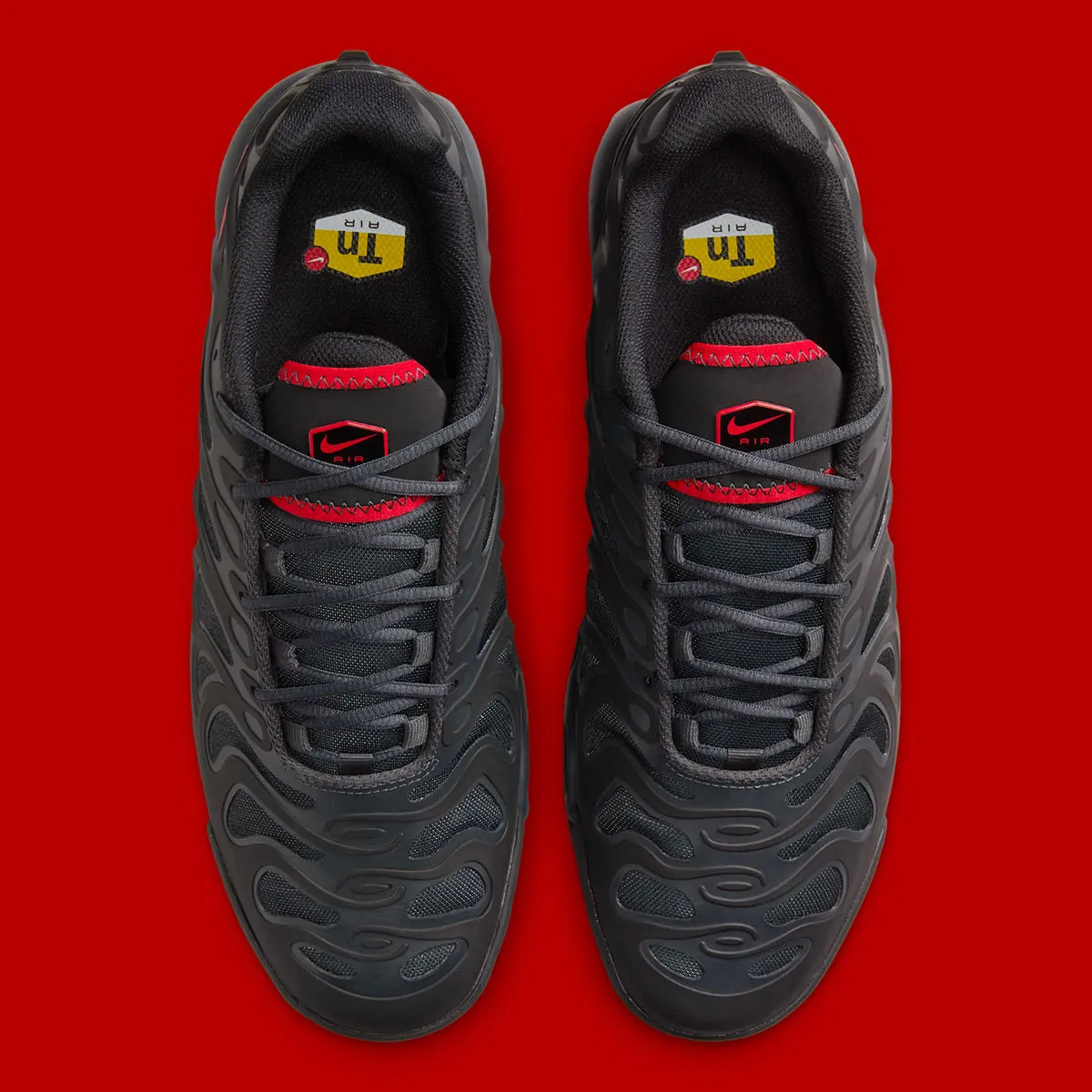 Nike habille la Air Max Plus Drift dans un coloris classique « Bred » !