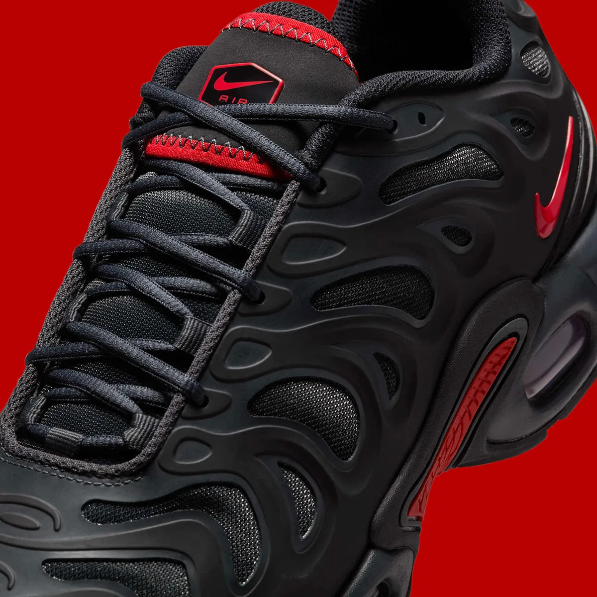 Nike habille la Air Max Plus Drift dans un coloris classique « Bred » !