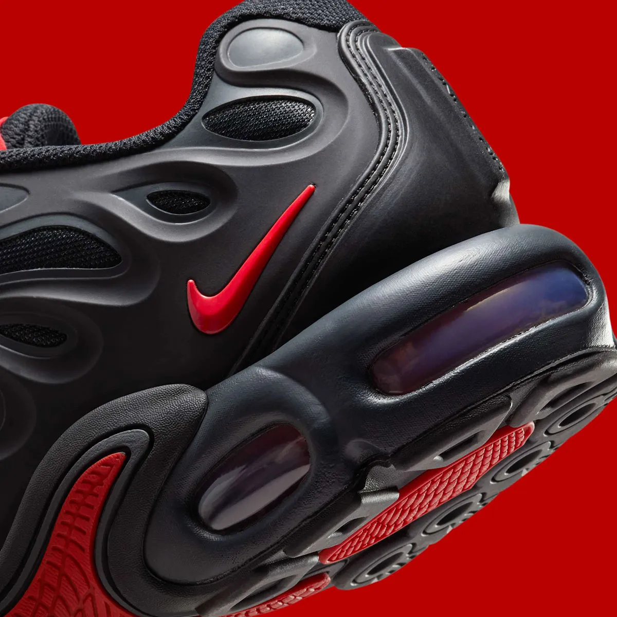 Nike habille la Air Max Plus Drift dans un coloris classique « Bred » !
