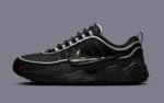 La Nike Zoom Spiridon « Black/Metallic Silver » devrait faire son retour au printemps 2025, marquant sa première sortie depuis 2016