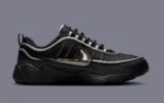 La Nike Zoom Spiridon « Black/Metallic Silver » devrait faire son retour au printemps 2025, marquant sa première sortie depuis 2016