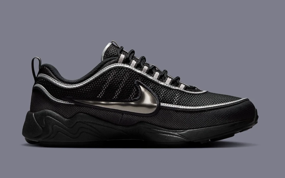 La Nike Zoom Spiridon « Black/Metallic Silver » devrait faire son retour au printemps 2025, marquant sa première sortie depuis 2016